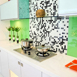 Küchenrückwand aus Glas (RAL-Farbe individuell lt. Kundenwunsch)